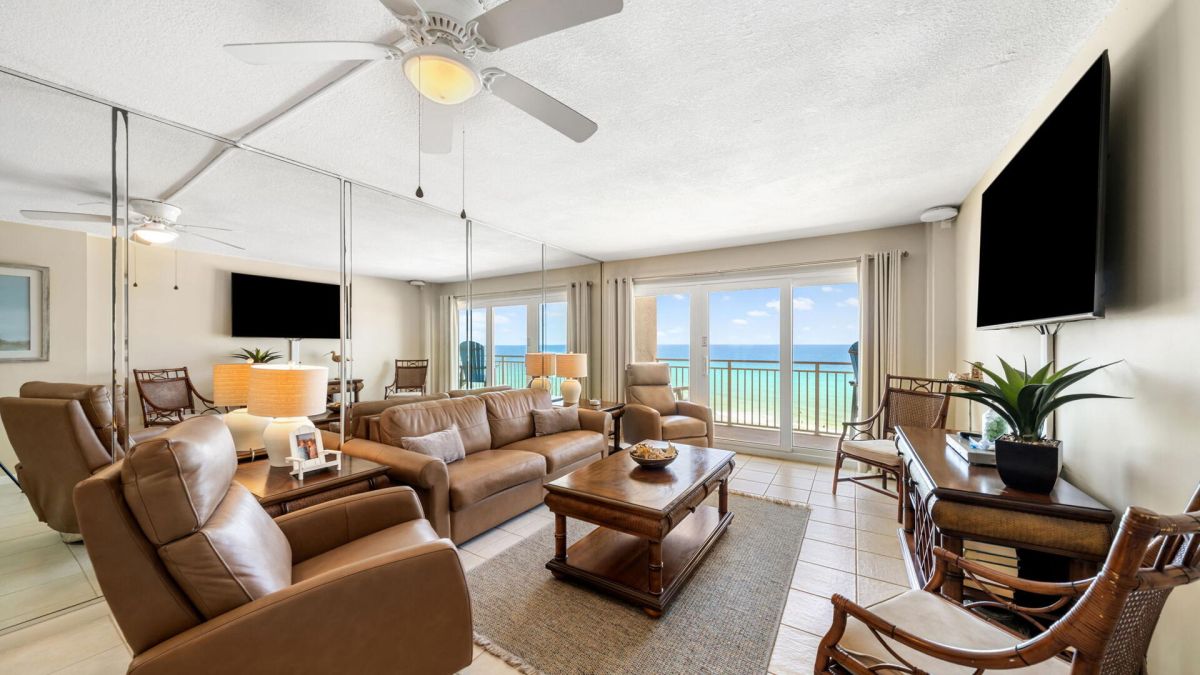 Perfect location! Beautiful Views!